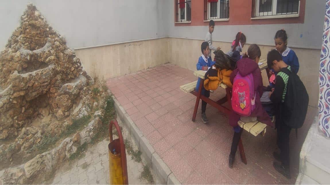 Okulumuza taşıma yoluyla gelen öğrenciler otobüs beklerken ödevlerini okulda yapıyorlar.