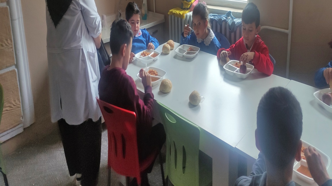 Okulumuz öğrencileri yemekhanede yemeğini yiyorlar.